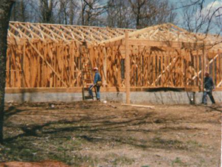 house1_framing_roof.jpg (30233 bytes)